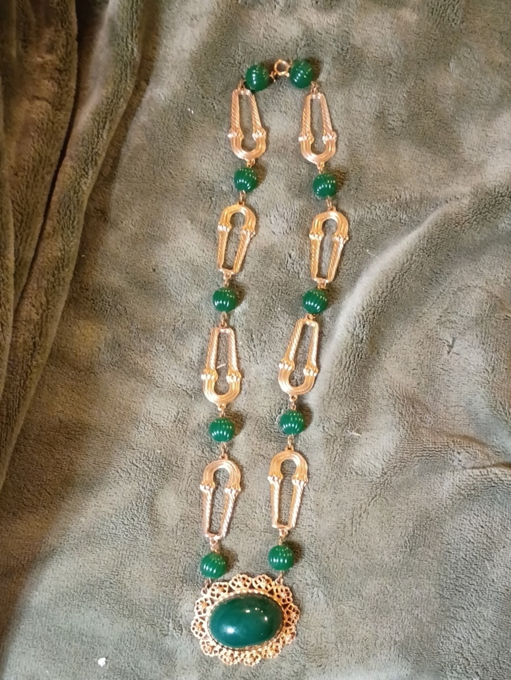 Vintage Gorgeous Gold-Tone Necklace with Emerald Green Elegance To You